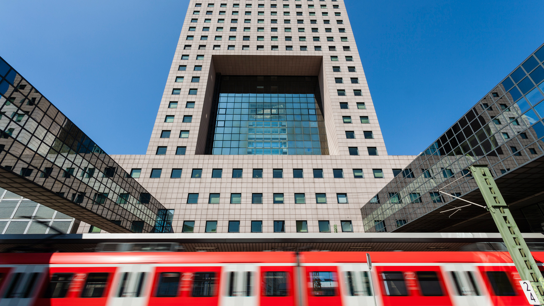 Bahn fährt an der Messe (Torhaus) vorbei