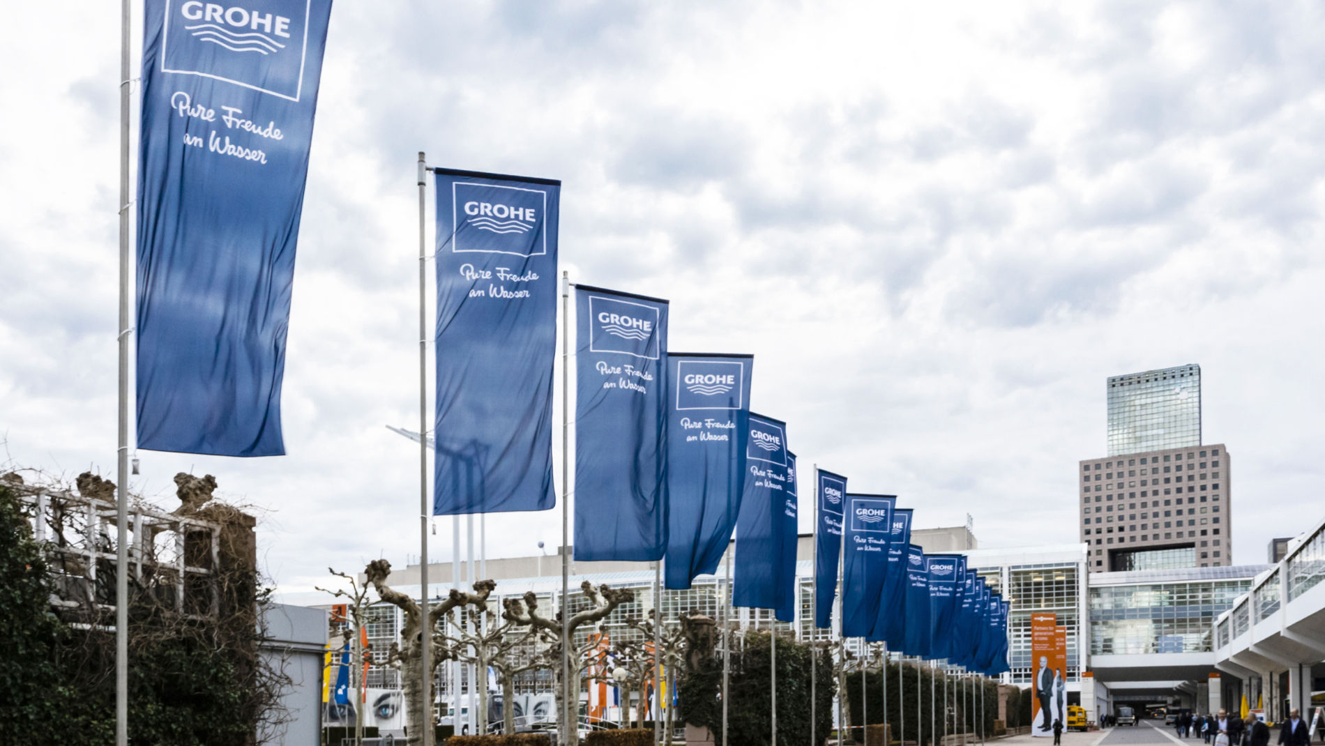 Flags as an advertising measure on the outdoor exhibition grounds of Messe Frankfurt