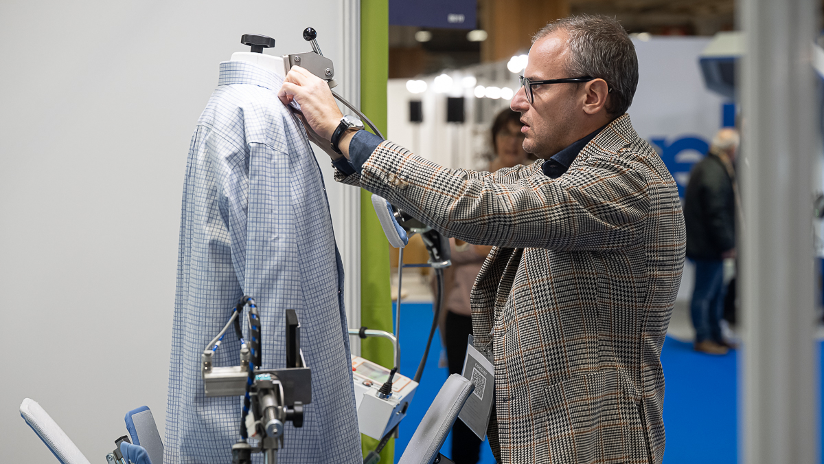 Ein Mann bedient einen Bügelautomaten