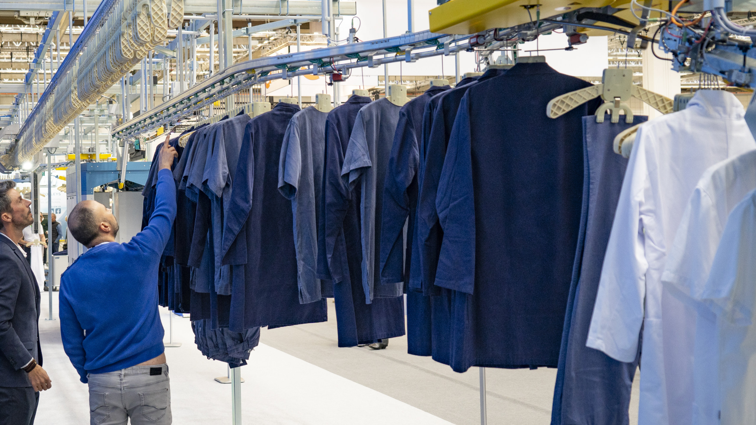 Aussteller demonstrieren auf der Texcare eine industrielle Textilverarbeitungsmaschine