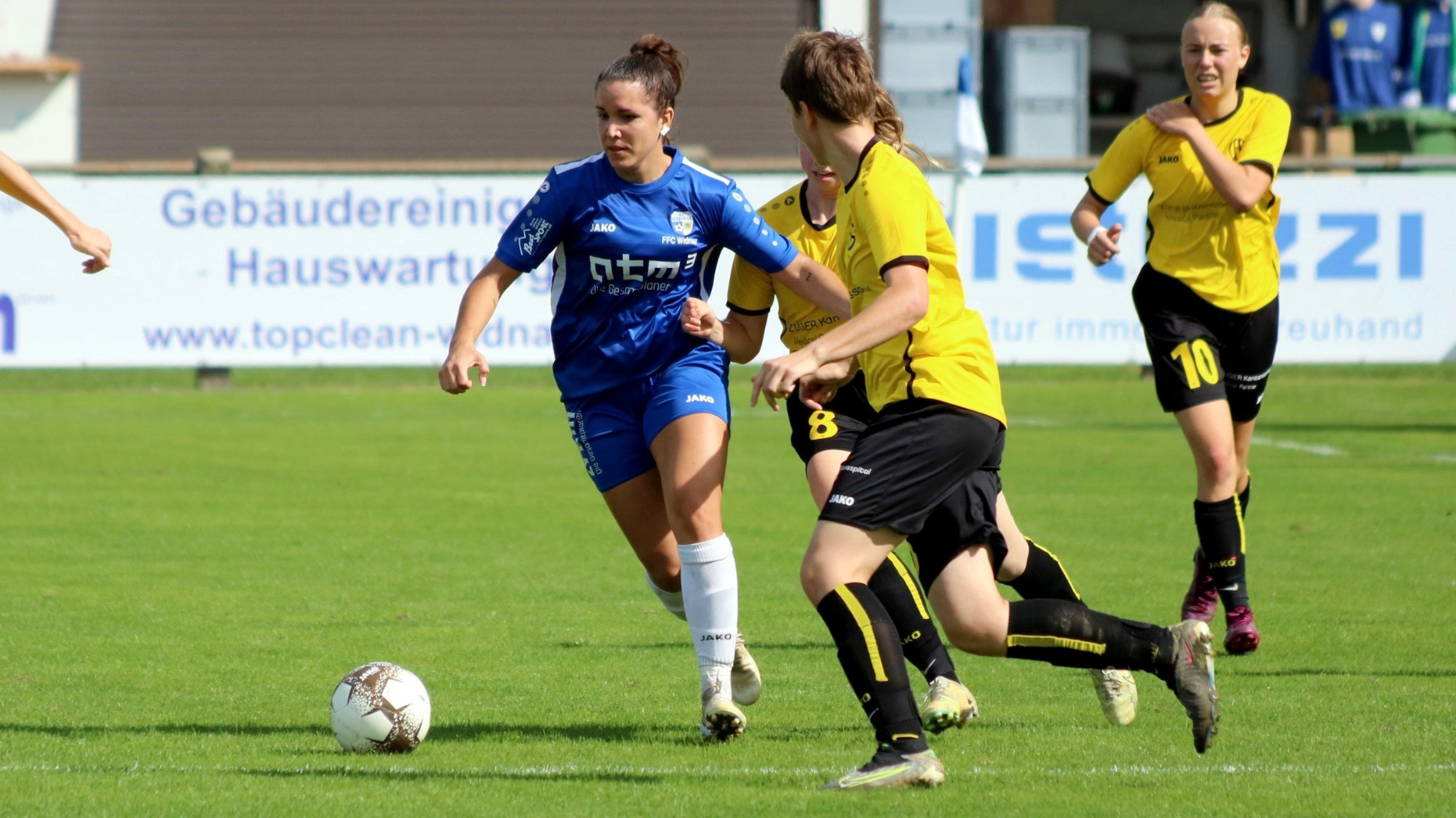 Auf dem Fußballplatz ist es wie in der Wäscherei – ohne Teamgeist läuft nichts“, sagt Andrea Sanchez (im blauen Trikot), die beim Schweizer Verein FC Widnau in der 2. Liga spielt  (Quelle: FC Widnau)