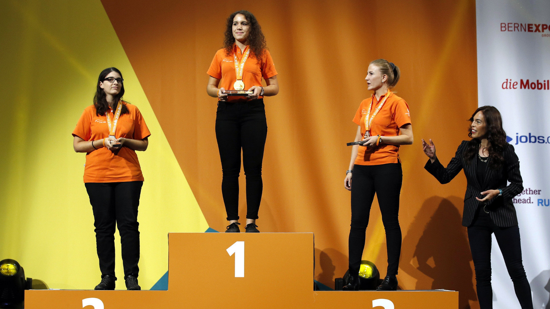 Goldmoment: Andrea Sanchez (Mitte) nach ihrem Sieg bei den ersten Schweizer Meisterschaften in der Textilpflege (Quelle: Stefan Wermuth)