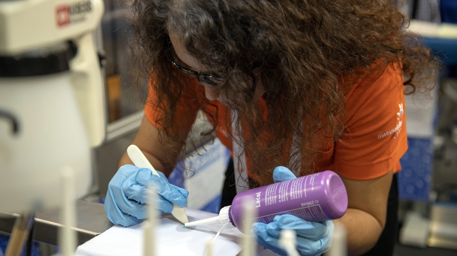 „Die Zeit war brutal knapp“ – Beim Wettkampf um den Titel der ersten Schweizer Meisterin in der Textilpflege brauchte Andrea Sanchez volle Konzentration (Quelle: VTS)