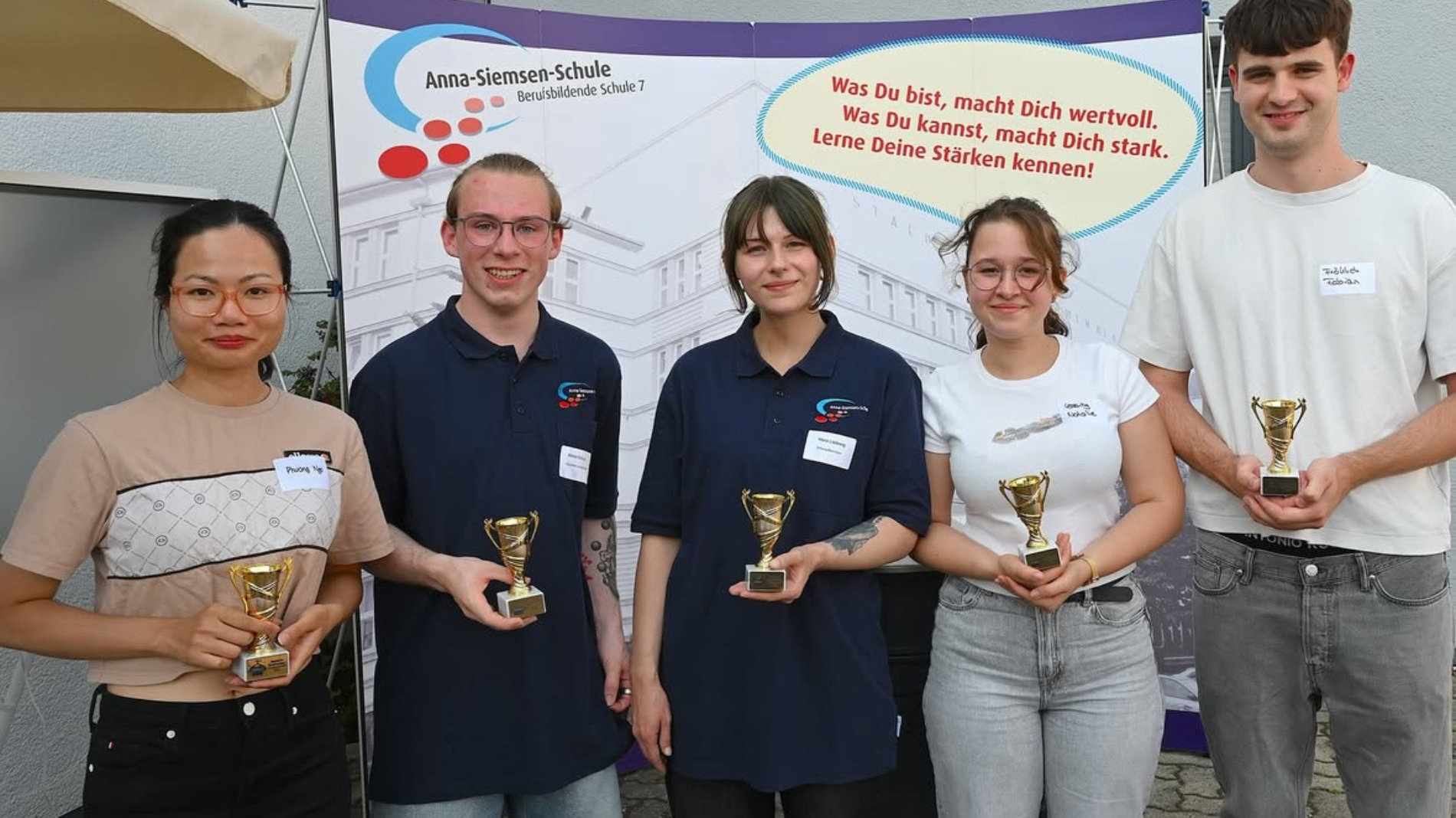 Winners of the 2025 German Textile Cleaner Championship holding trophies