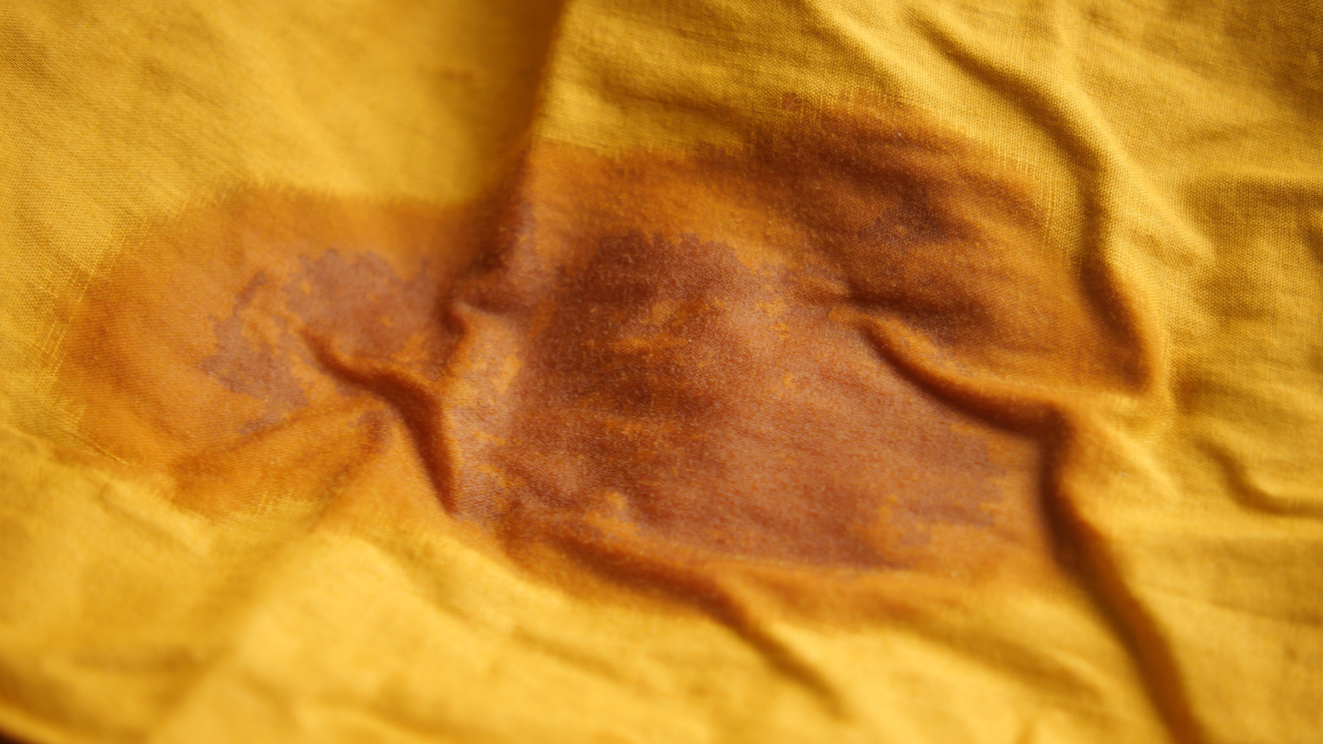 Ölfleckige Arbeitskleidung aus industrieller Wäscherei