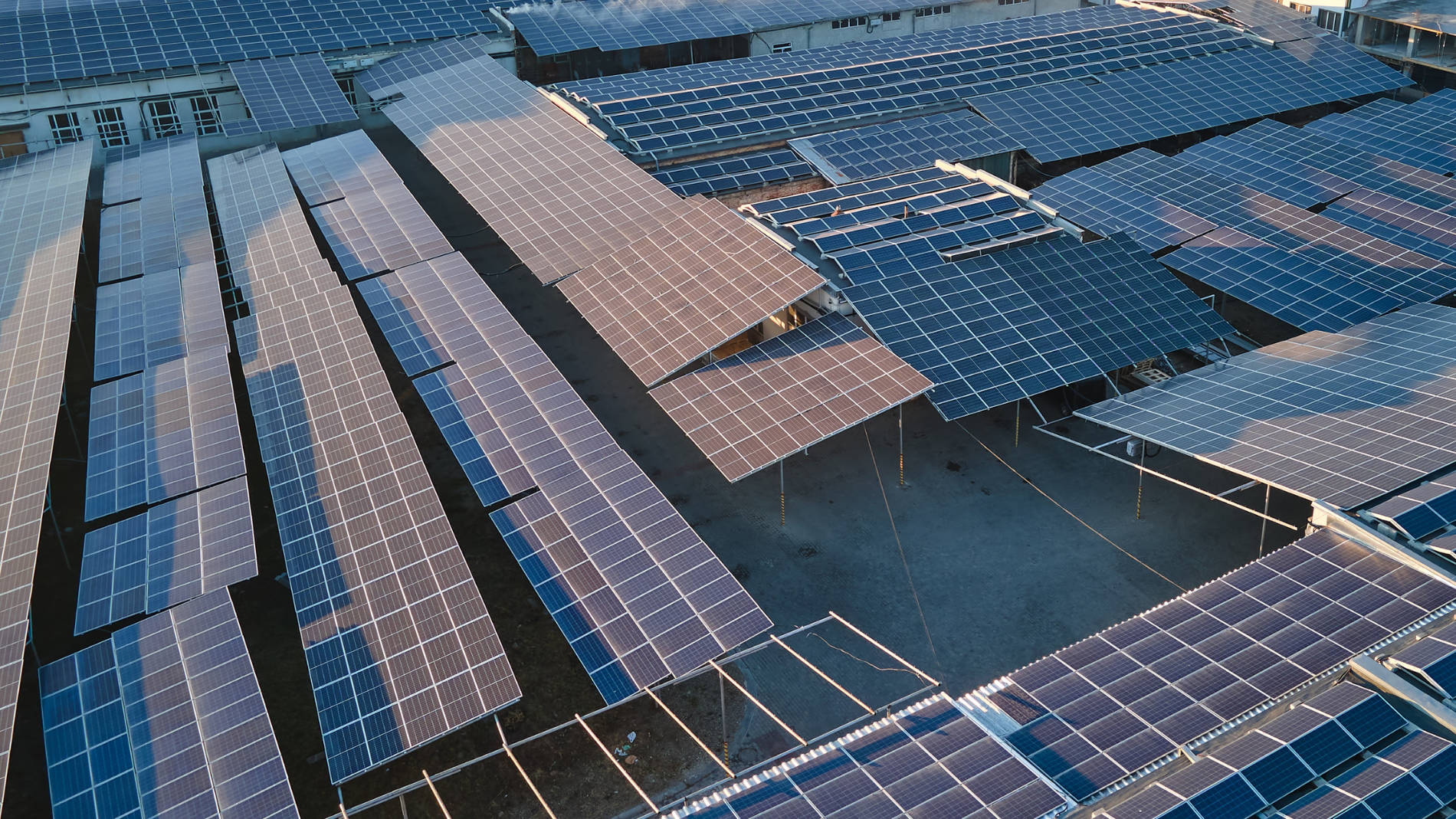 Photovoltaikanlage auf Dach einer Industriewäscherei