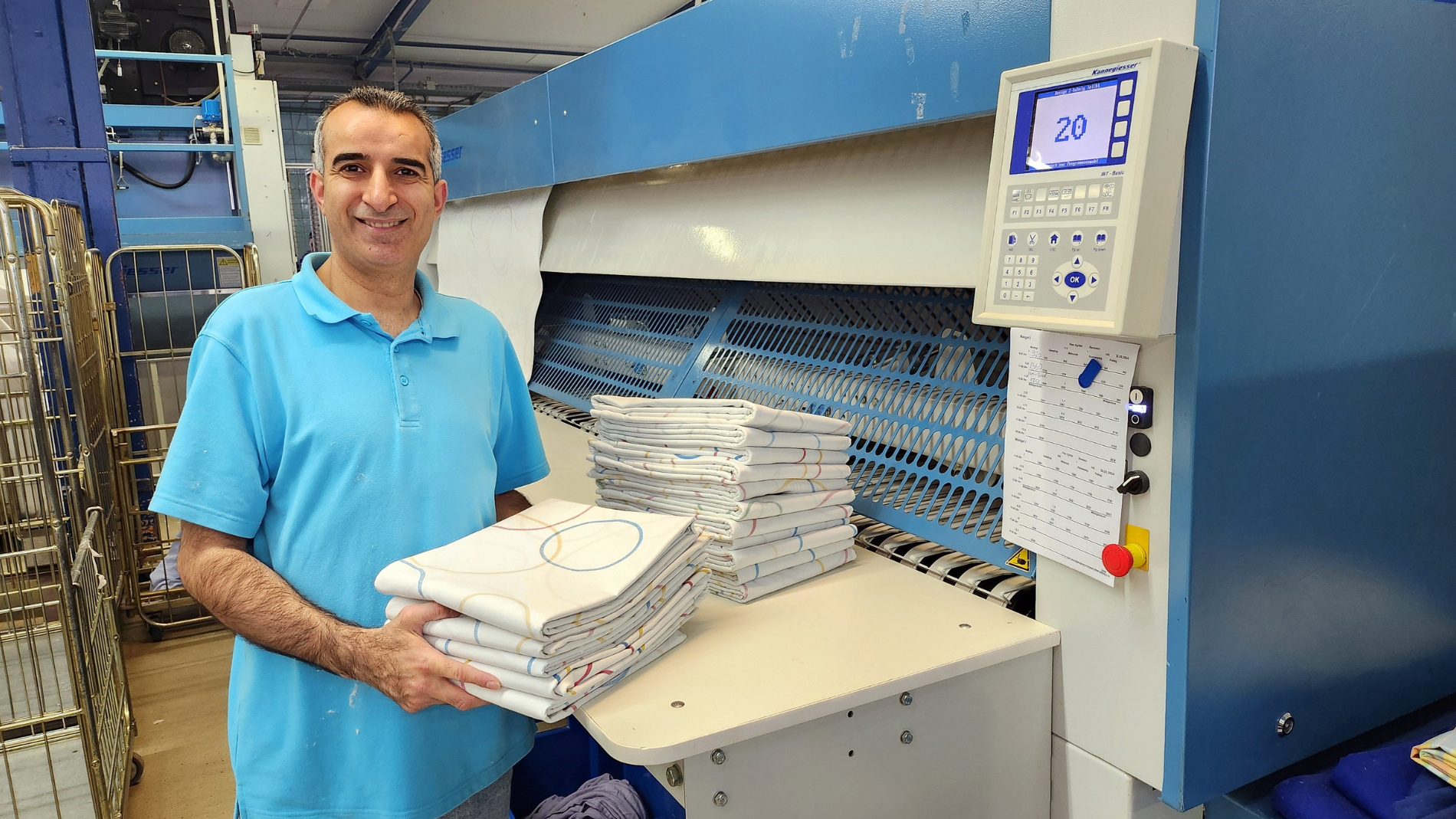 Teamwork Matters: Bashir Odeh, a long-standing and experienced employee at Wäscherei Reinhardt, has full control of the mangles and also takes responsibility in the washhouse (Source: Wäscherei Reinhardt)