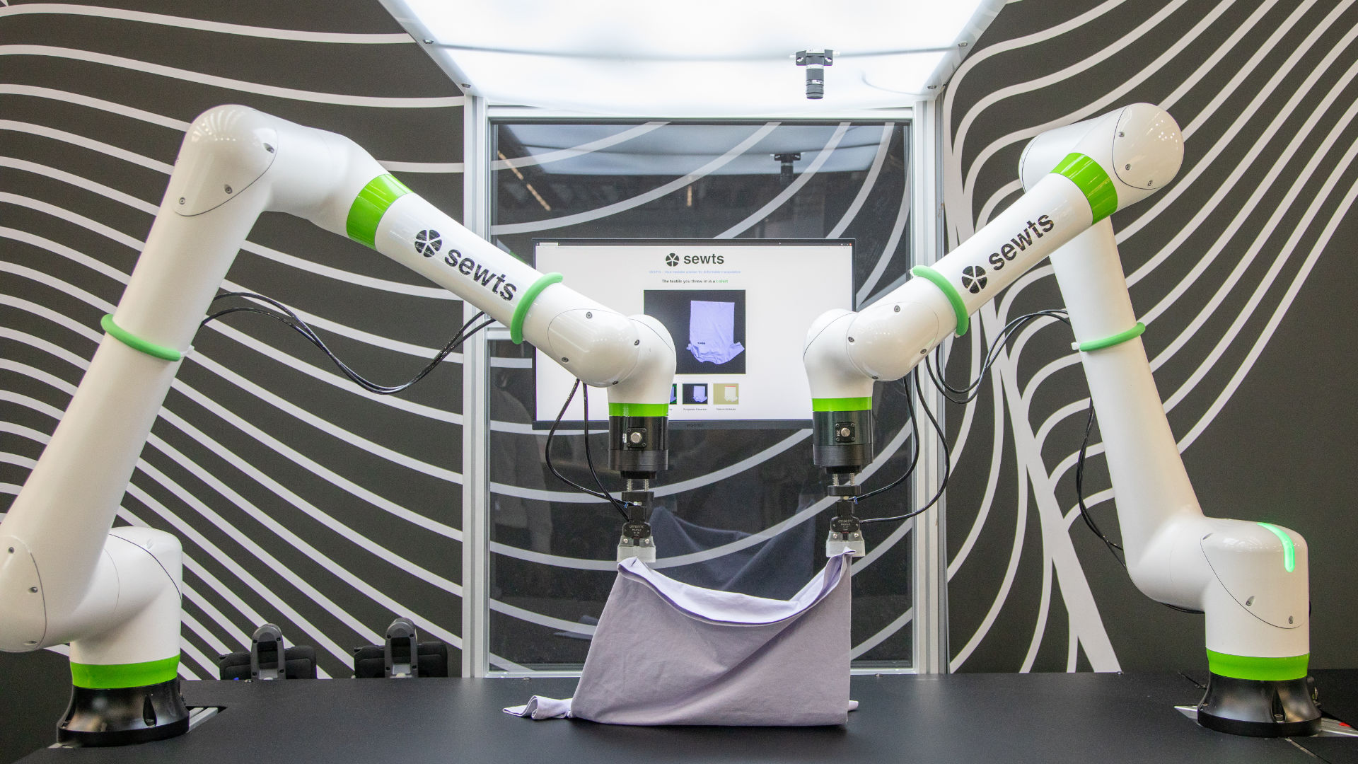 Robot for sorting laundry