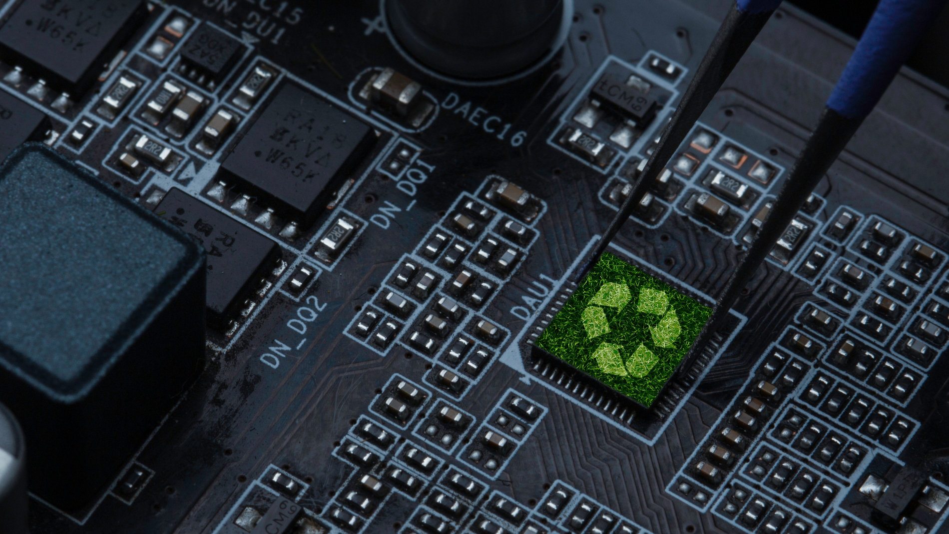 Symbol für Recycling inmitten eines Motherboards