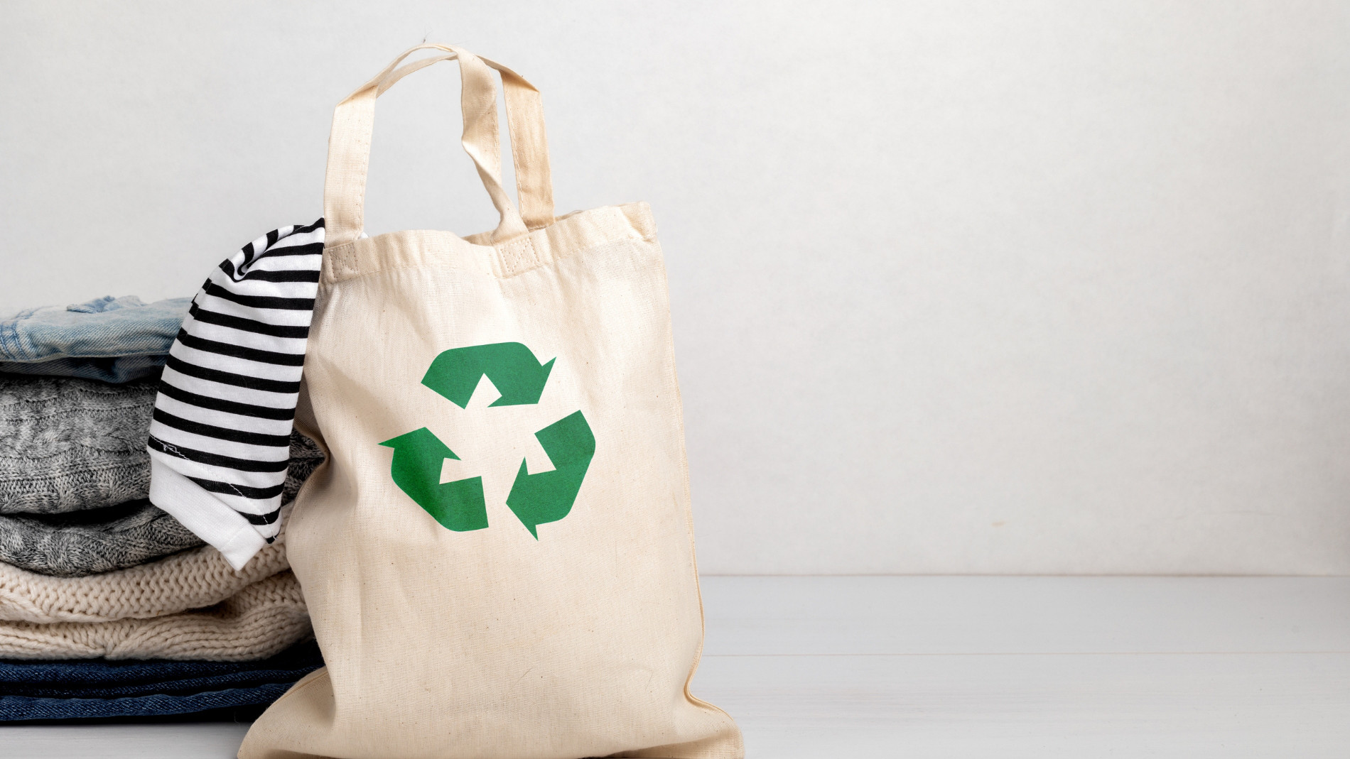 Stofftasche mit grünem Recycling Symbol